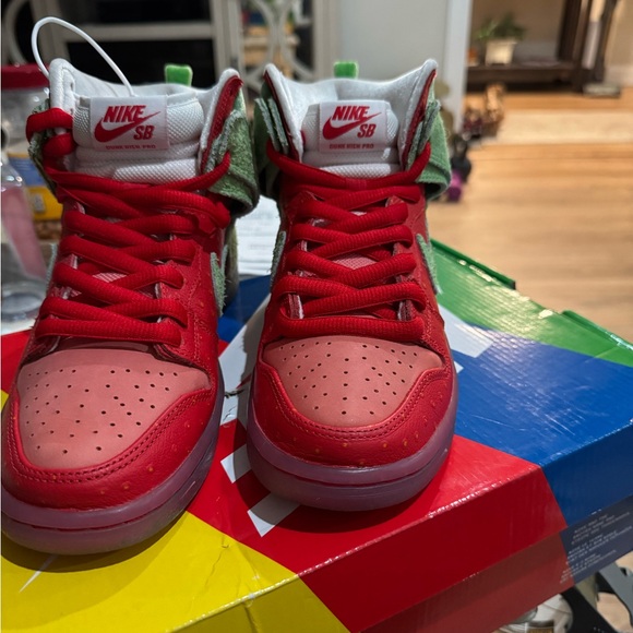 Nike SB Dunk High Pro QS Strawberry size 6 never worn - Picture 1 of 5